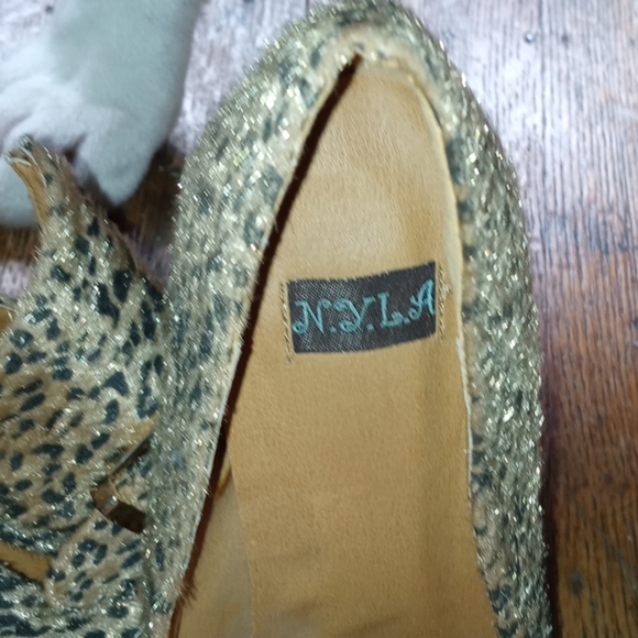 Shoes - Picture 3 of 4